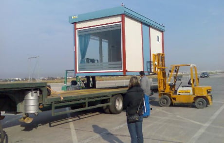 Ανύψωση isobox με κλαρκ forklift-solutions.gr