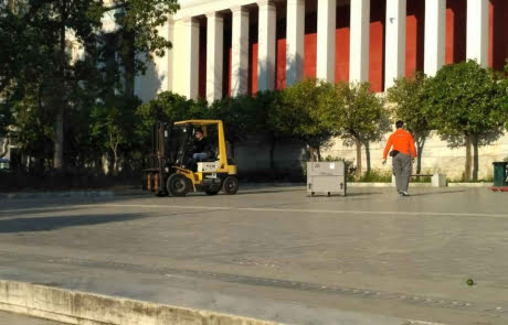 Εκφόρτωση αγαλμάτων στο Αρχαιολογικό Μουσείο Αθηνών forklift-solutions.gr