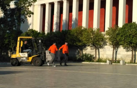 Εκφόρτωση αγαλμάτων στο Αρχαιολογικό Μουσείο Αθηνών forklift-solutions.gr