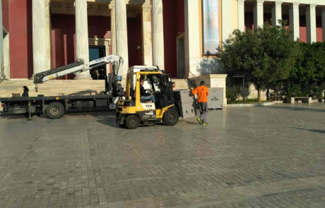Εκφόρτωση αγαλμάτων στο Αρχαιολογικό Μουσείο Αθηνών forklift-solutions.gr