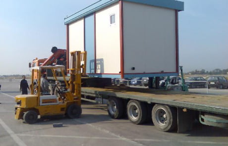 Ανύψωση isobox με κλαρκ forklift-solutions.gr