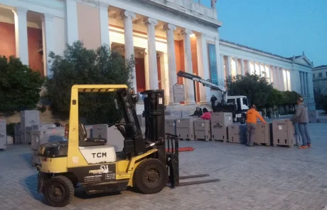 Εκφόρτωση αγαλμάτων στο Αρχαιολογικό Μουσείο Αθηνών forklift-solutions.gr