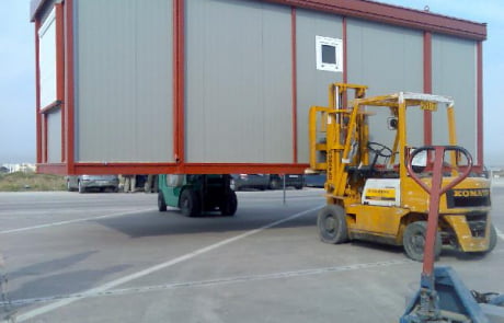 Ανύψωση isobox με κλαρκ forklift-solutions.gr