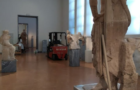 Εκφόρτωση αγαλμάτων στο Αρχαιολογικό Μουσείο Αθηνών forklift-solutions.gr