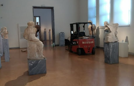 Εκφόρτωση αγαλμάτων στο Αρχαιολογικό Μουσείο Αθηνών forklift-solutions.gr