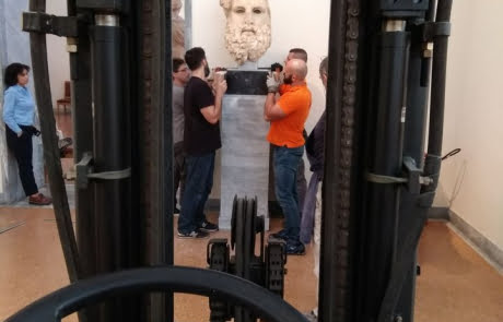 Εκφόρτωση αγαλμάτων στο Αρχαιολογικό Μουσείο Αθηνών forklift-solutions.gr