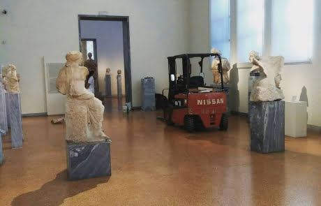 Εκφόρτωση αγαλμάτων στο Αρχαιολογικό Μουσείο Αθηνών forklift-solutions.gr