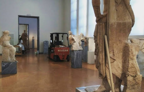 Εκφόρτωση αγαλμάτων στο Αρχαιολογικό Μουσείο Αθηνών forklift-solutions.gr